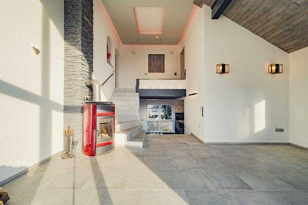 Schöner Wohnbereich mit Kamin