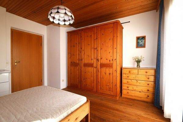 Schlafzimmer 2 mit Südbalkon im OG