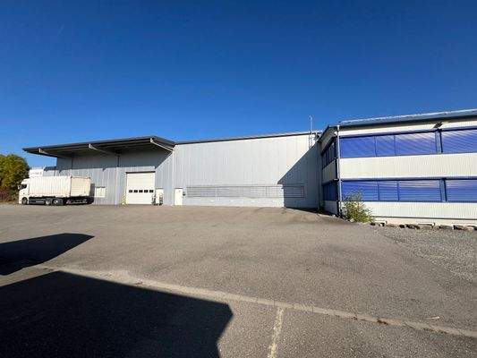 Neuwertige Halle und Anschluss zum Bestand