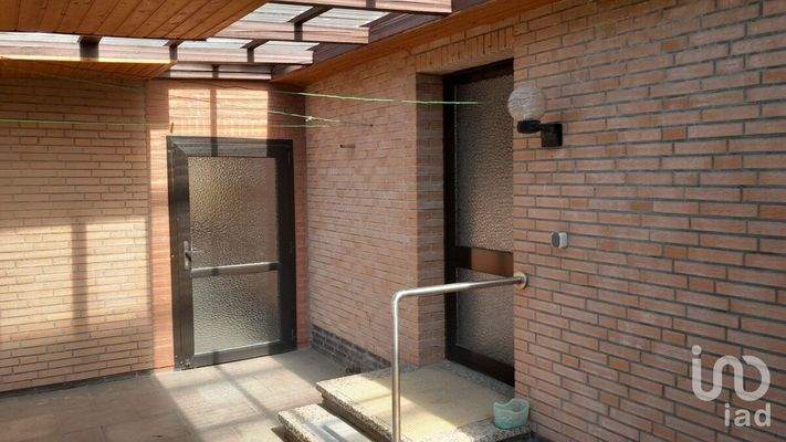 Terrasse mit Eingang zum Haus und Hof