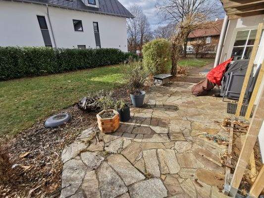 Terrasse mit angrenzendem großem Garten