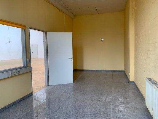 Lager-Büro-Kombination mit Rampen EG