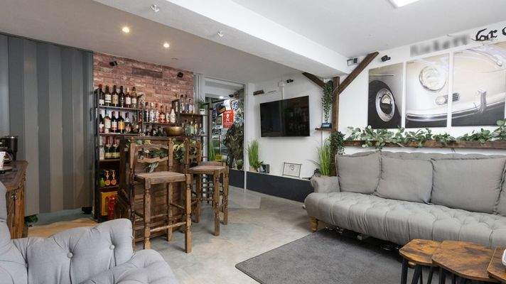 EG: Separates Büro mit Lounge-Bereich