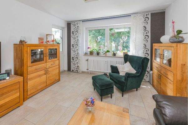 Wohnzimmer mit Zugang zum Balkon