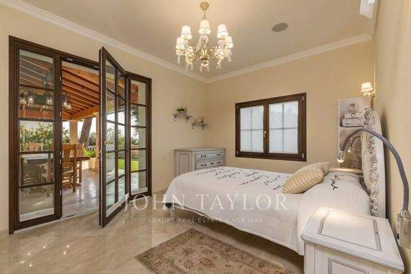 Schlafzimmer Kronleuchter Parkett Fliesen