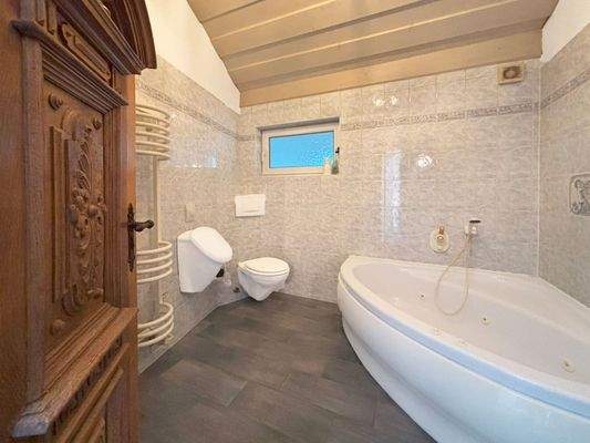 Rückseitiges Haus: Bad mit Eckbadewanne