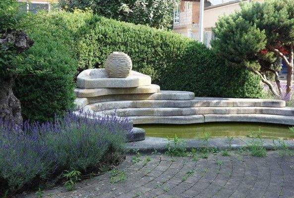 Bürogebäude, Eingang, Zierteich