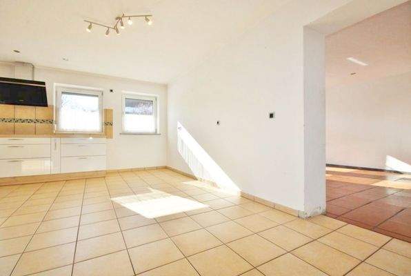 Koch-/Essbereich mit Blick zum Wohnzimmer (EG)