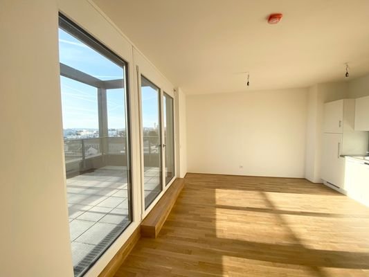 Wohnesszimmer mit Blick auf Terrasse 
