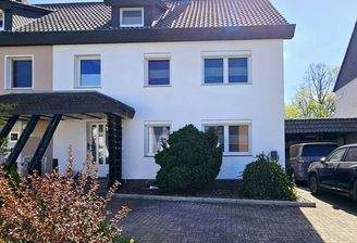 Moderne Haushälfte mit viel Platz im bester Lage 