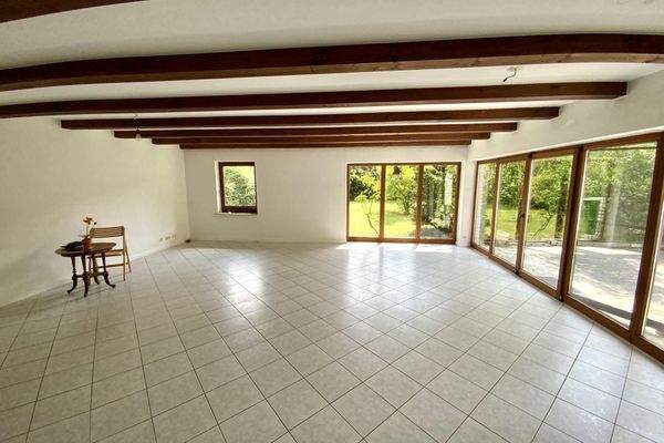 großzügiger lichtdurchfluteter Wohnbereich