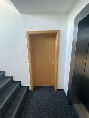 Wohnungstür mit Aufzug