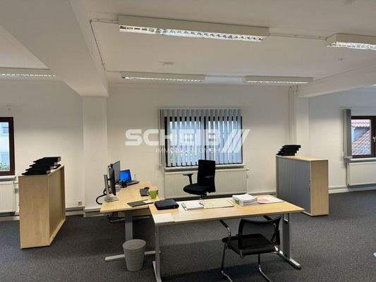 mit Beleuchtungskörpern