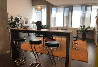 Empfang mit Theke und Besprechungsbereich 