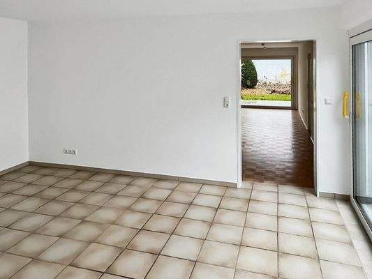 Esszimmer mit Blick zum Wohnz.