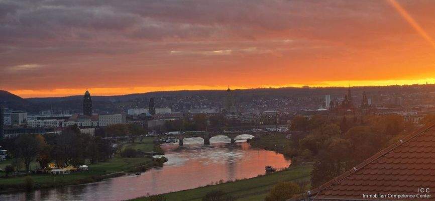 Die Aussicht - Abenddämmerung - vom Penthouse auf Dresden
