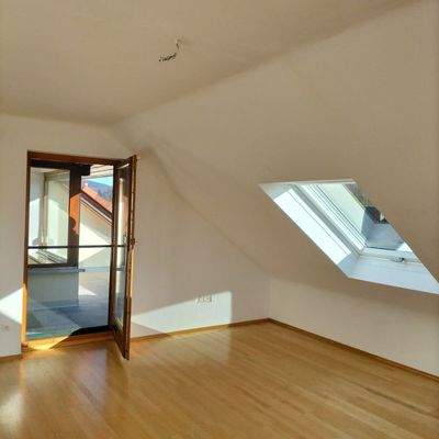 Wohnzimmer mit Zugang zur Loggia