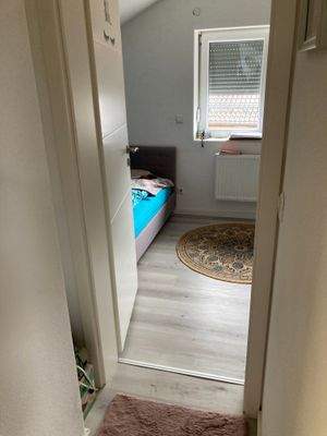 vom Flur ins Zimmer geblickt ...