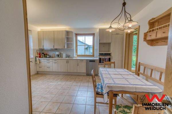 Küche mit Essplatz und Speisekammer