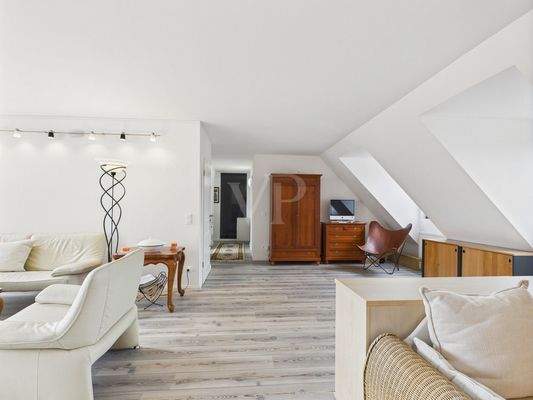 Helles Wohnzimmer im Dachgeschoss