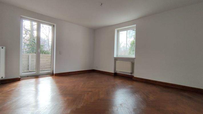 Wohnzimmer mit zwei Türen