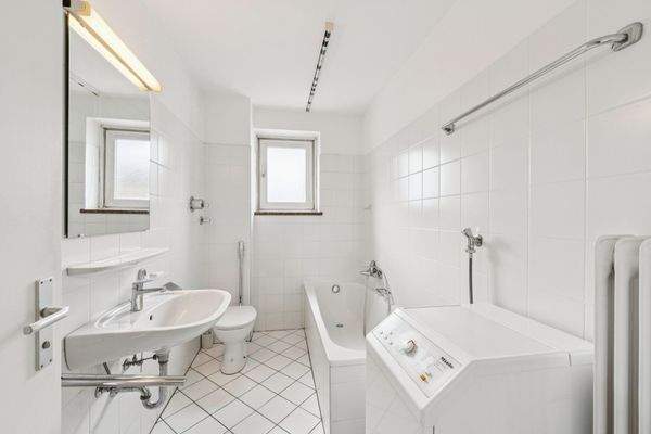 Tageslichtbad mit komfortabler Badewanne