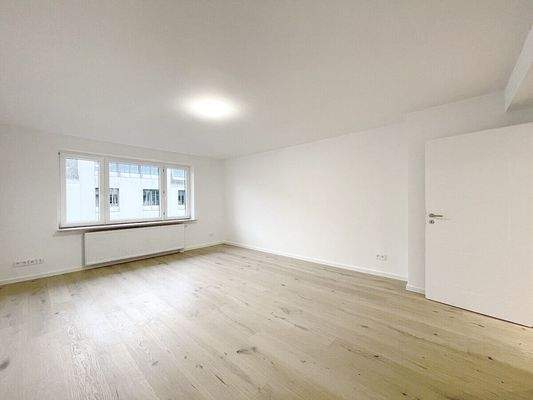 Weitere Ansicht des großen hellen Wohnzimmers