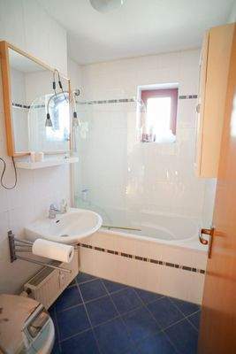 Badezimmer mit einem Fenster, einer Badewanne, ein