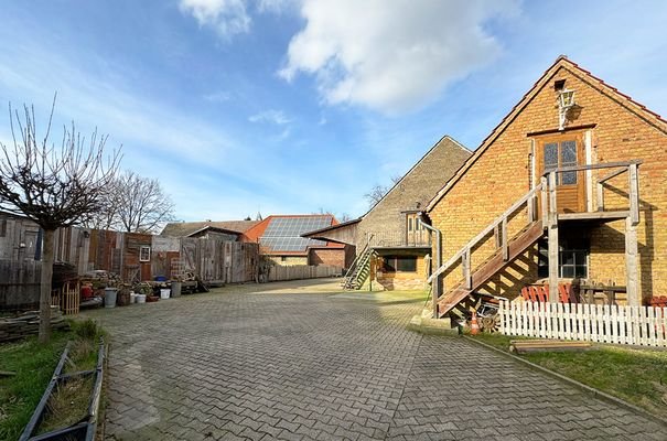 Hinteransicht / Hofzufahrt
