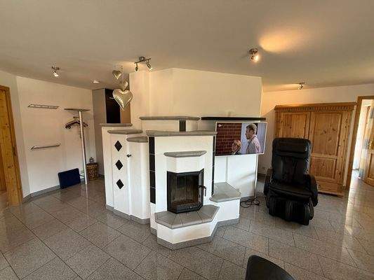 Schöner Kachelofen im Wohnzimmer