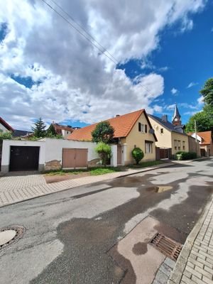 Vorderansicht Haus und Garage im Straßenverlauf