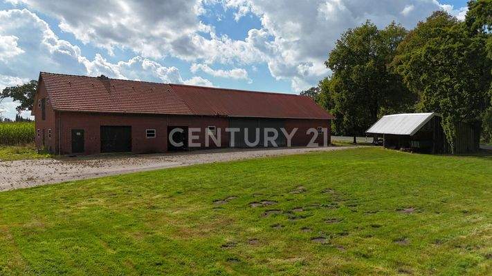 Außenansicht Scheune + Auffahrt