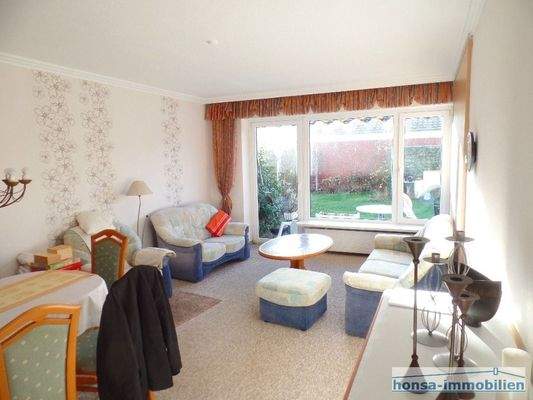 Wohnzimmer mit Zugang zur Terrasse