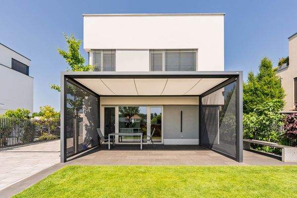 Large covered terrace with high-quality sun protec