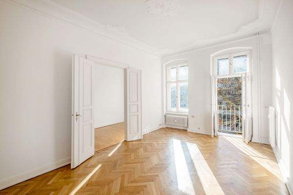 Zimmer 1 mit Blick zum französischen Balkon