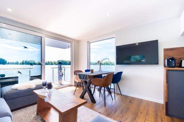 Offener Wohn- &amp; Essbereich mit Terrasse