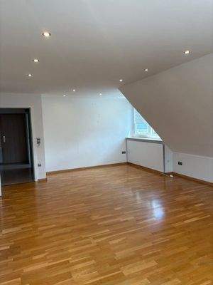 Wohnzimmer mit Parkettboden 