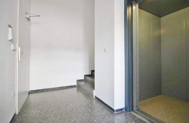 Treppenhaus mit Personenaufzug 