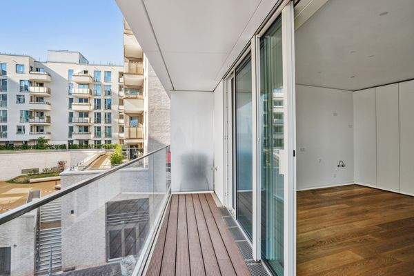 Balkon mit Blick zum Grasbrookhafen 