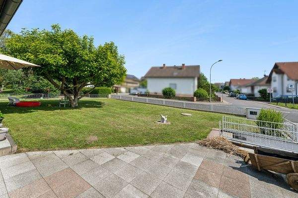 Terrasse und Vorgarten vorne 