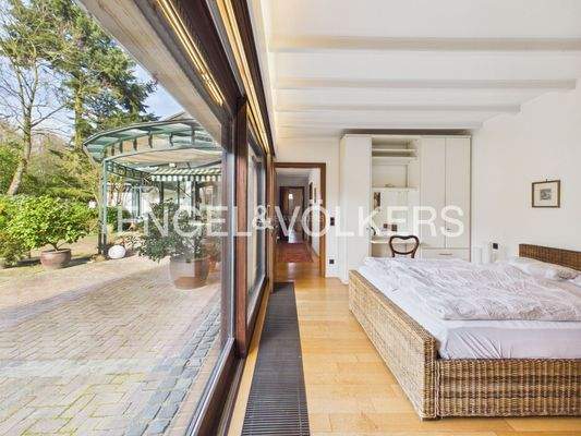 Schlafzimmer mit Zugang zur Terrasse