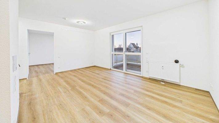 Wohnzimmer mit Balkon (leer)