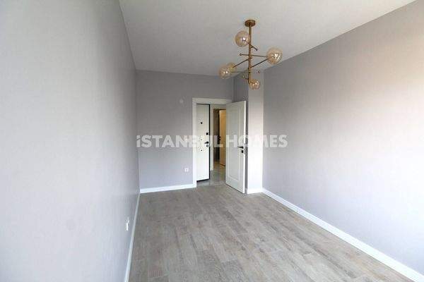 Newly-Built Flat near Highway in İstanbul Sultangazi