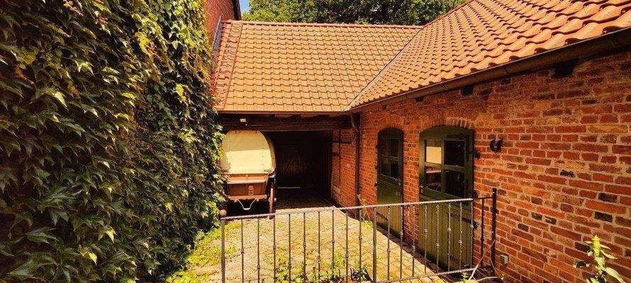 Innenhof u. Festscheune / Garage