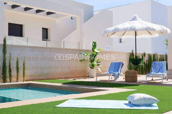 Detached 3-Bedroom Houses with Private Pools in Rojales