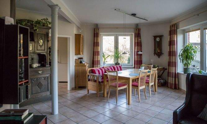 Großzügiger Essbereich mit Zugang zur Küche