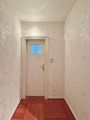 Flur, Tür zum Badezimmer