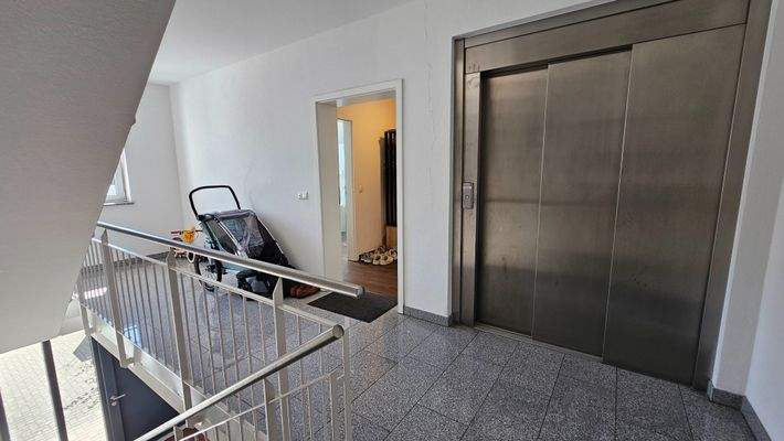 Lift neben dem Eingang