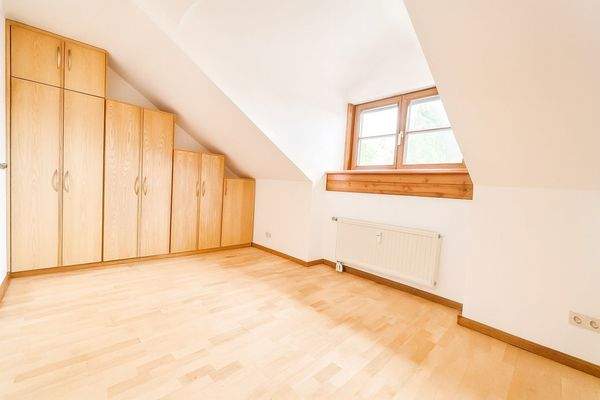 Heller Schlafzimmer mit Holzdetails