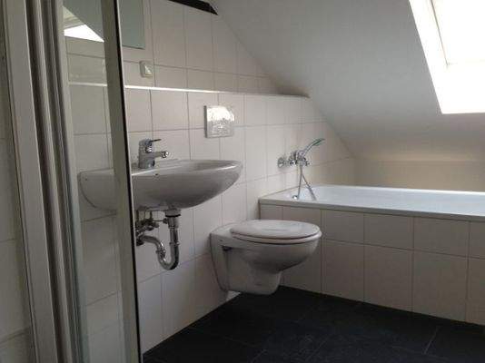 Bad mit sepö. Wanne u. Dusche